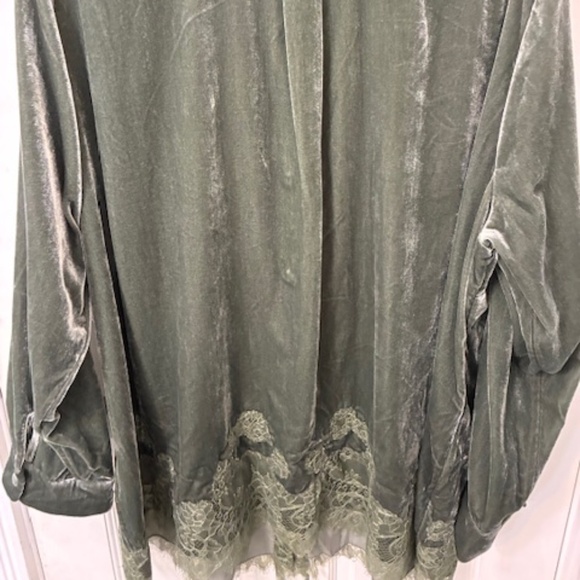 Soft Surround velour button down - Picture 4 of 7